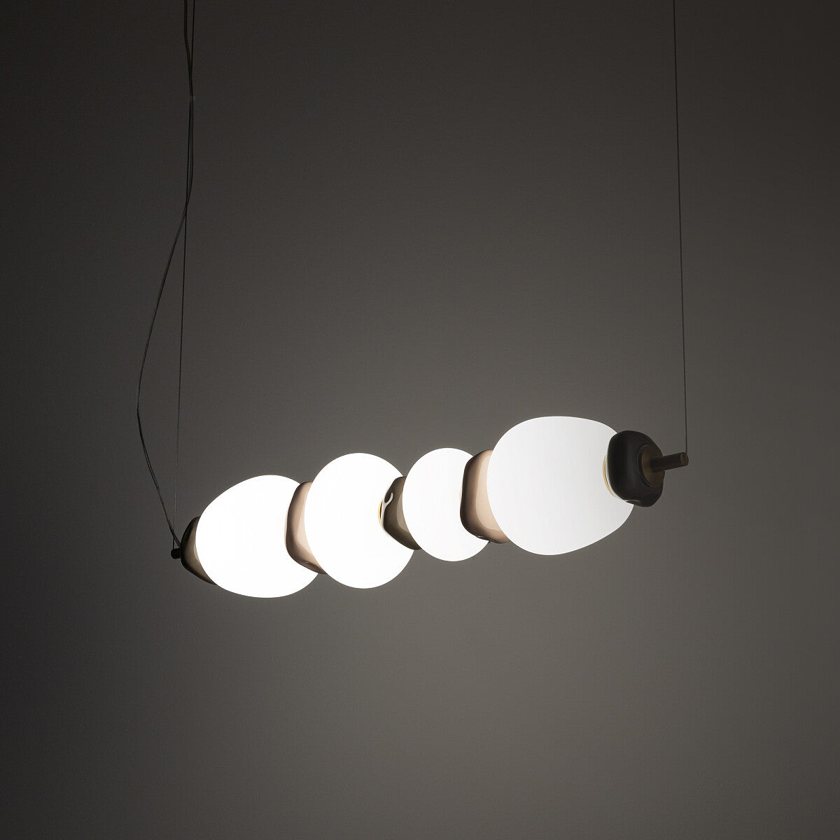 Modernus pakabinamas šviestuvas 11700 22W 3000K IP20